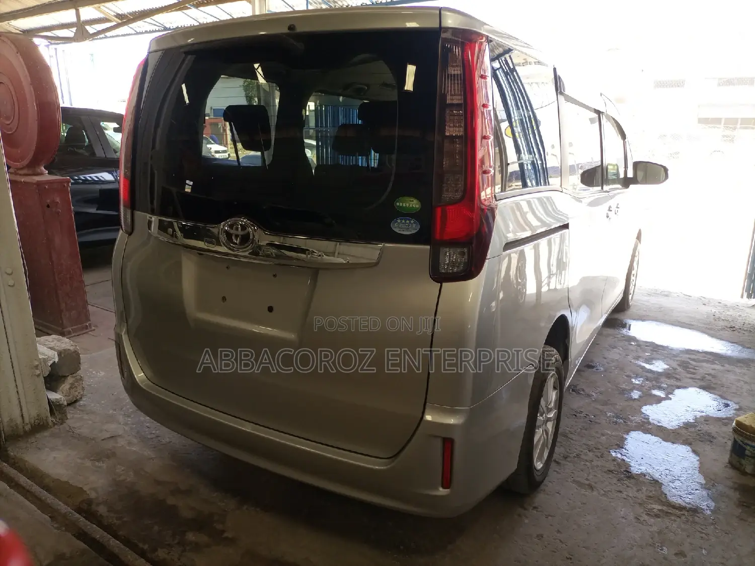 Toyota Noah 2.0 AWD (8 Seater) 2015 Silver