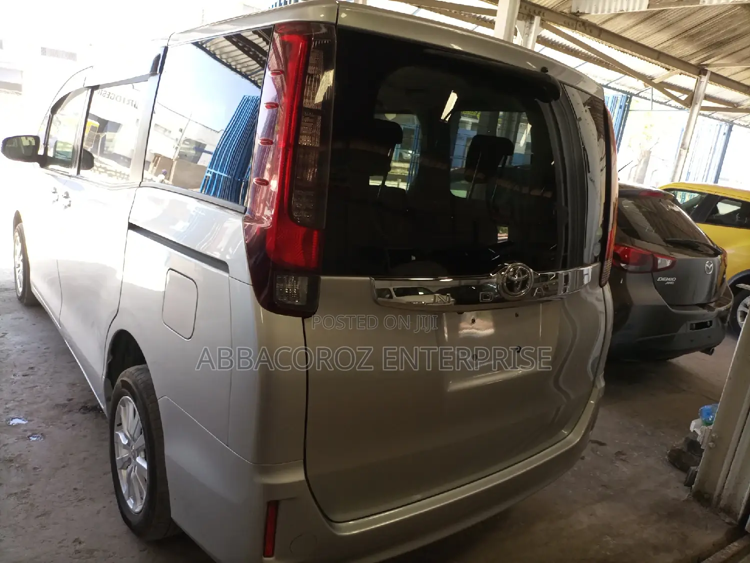 Toyota Noah 2.0 AWD (8 Seater) 2015 Silver