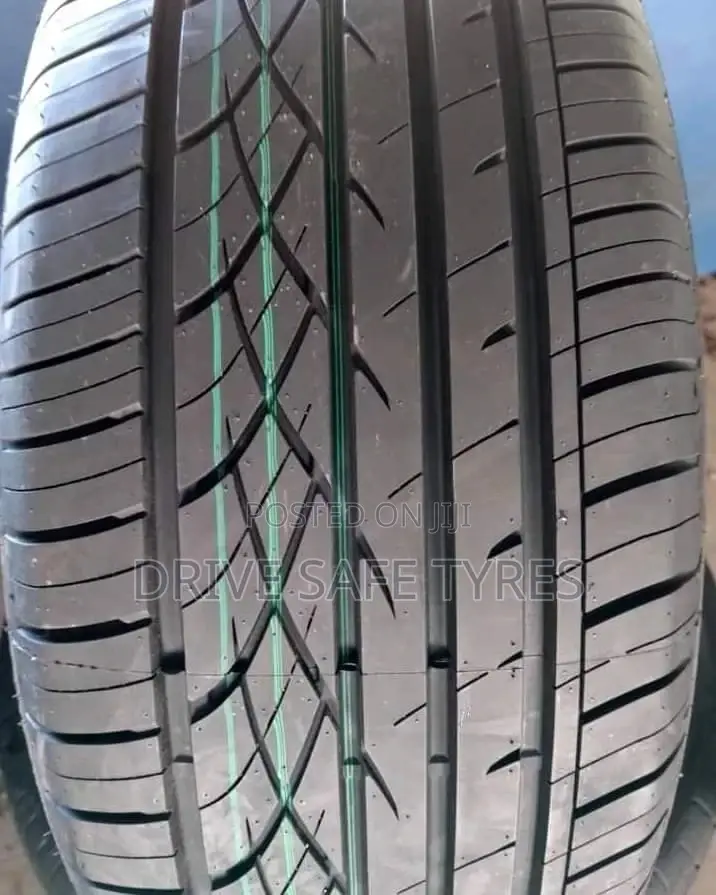 255/35 R19 Comfoser Tyre