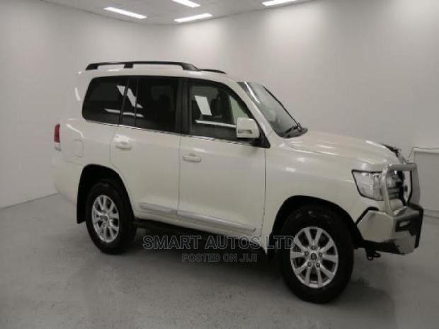 Toyota Land Cruiser 2015 White - main view
