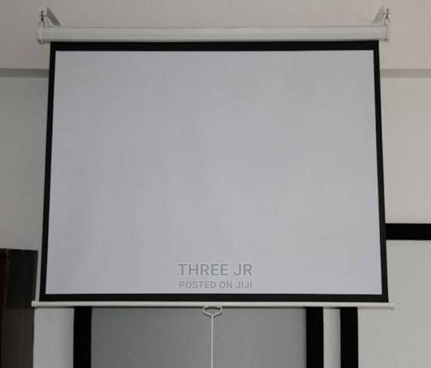 Easy to Pull Down Projection Screen - main view