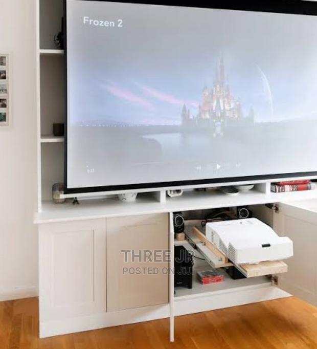 Easy Pull Down Manual Projection Screen Available - main view