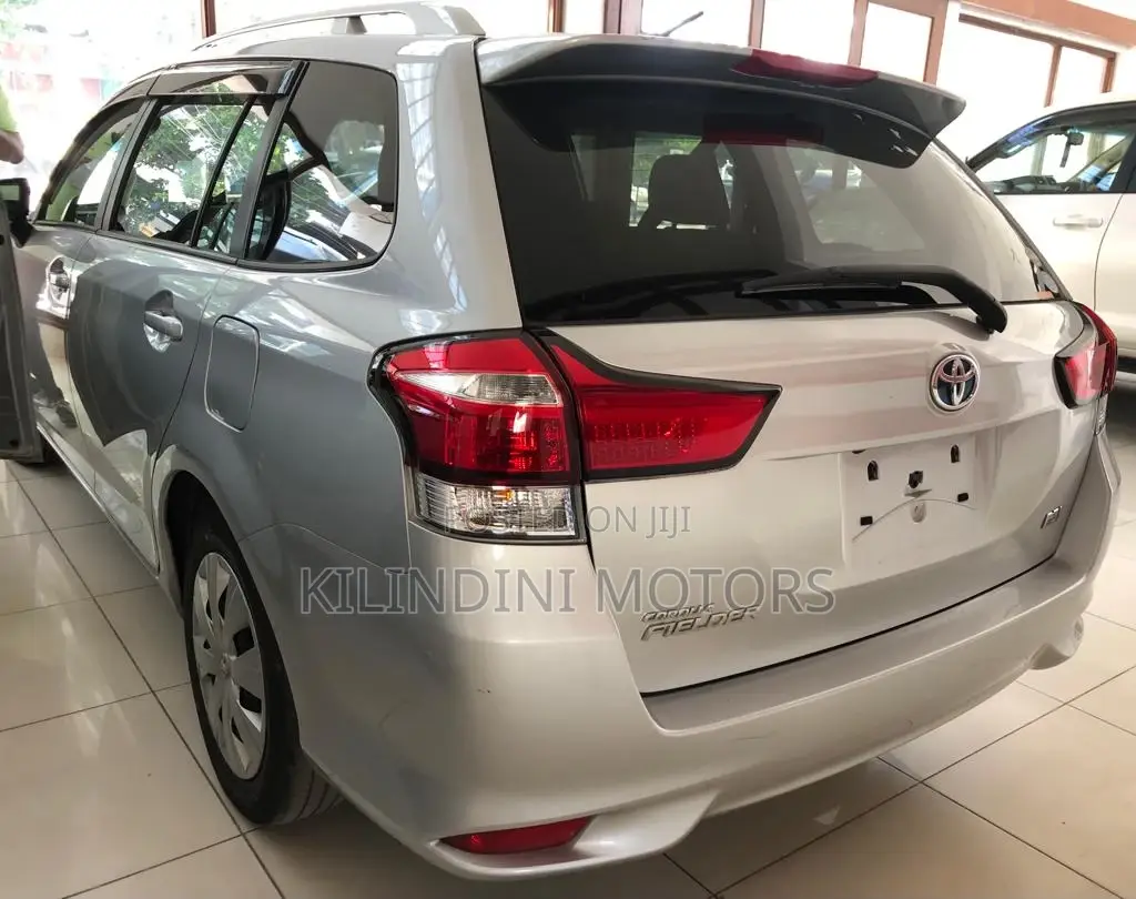 Toyota Corolla Fielder 2017 Silver