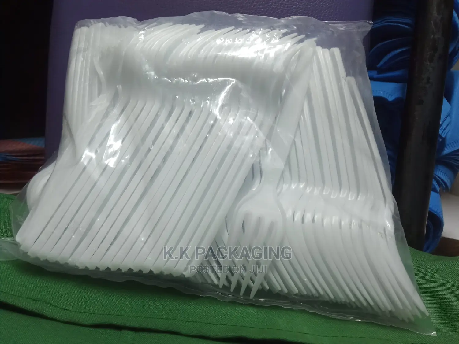 100pcs Plastic Forks at 250