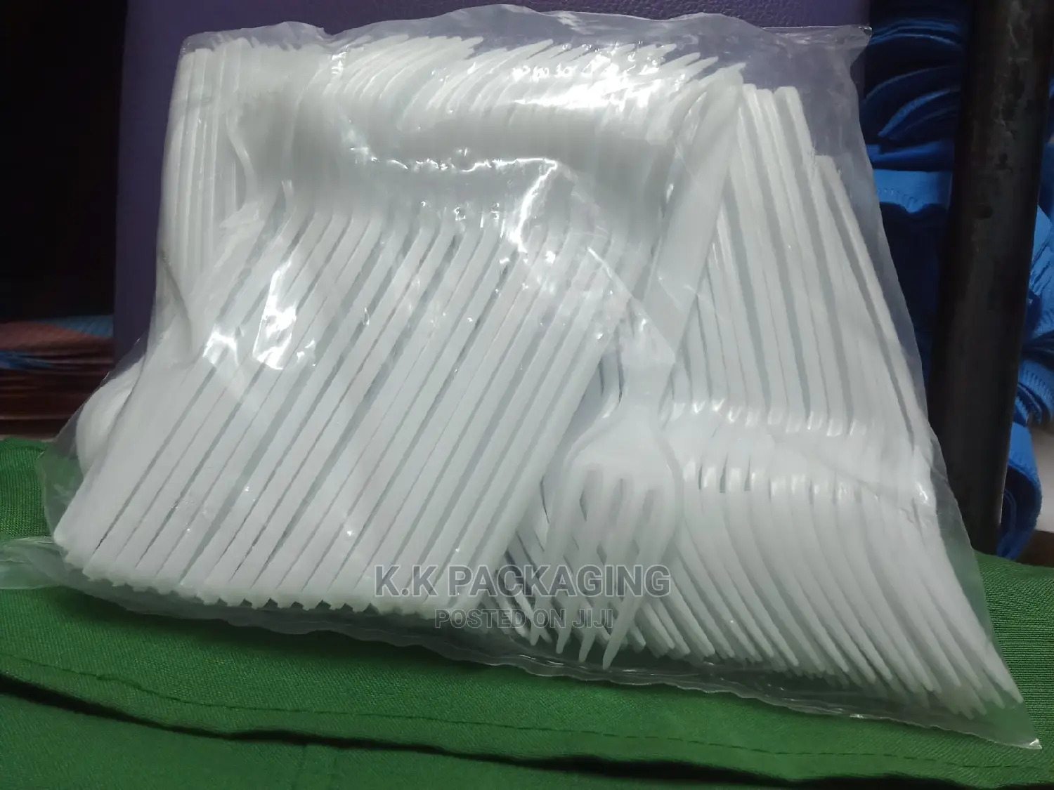 100pcs Plastic Forks at 250