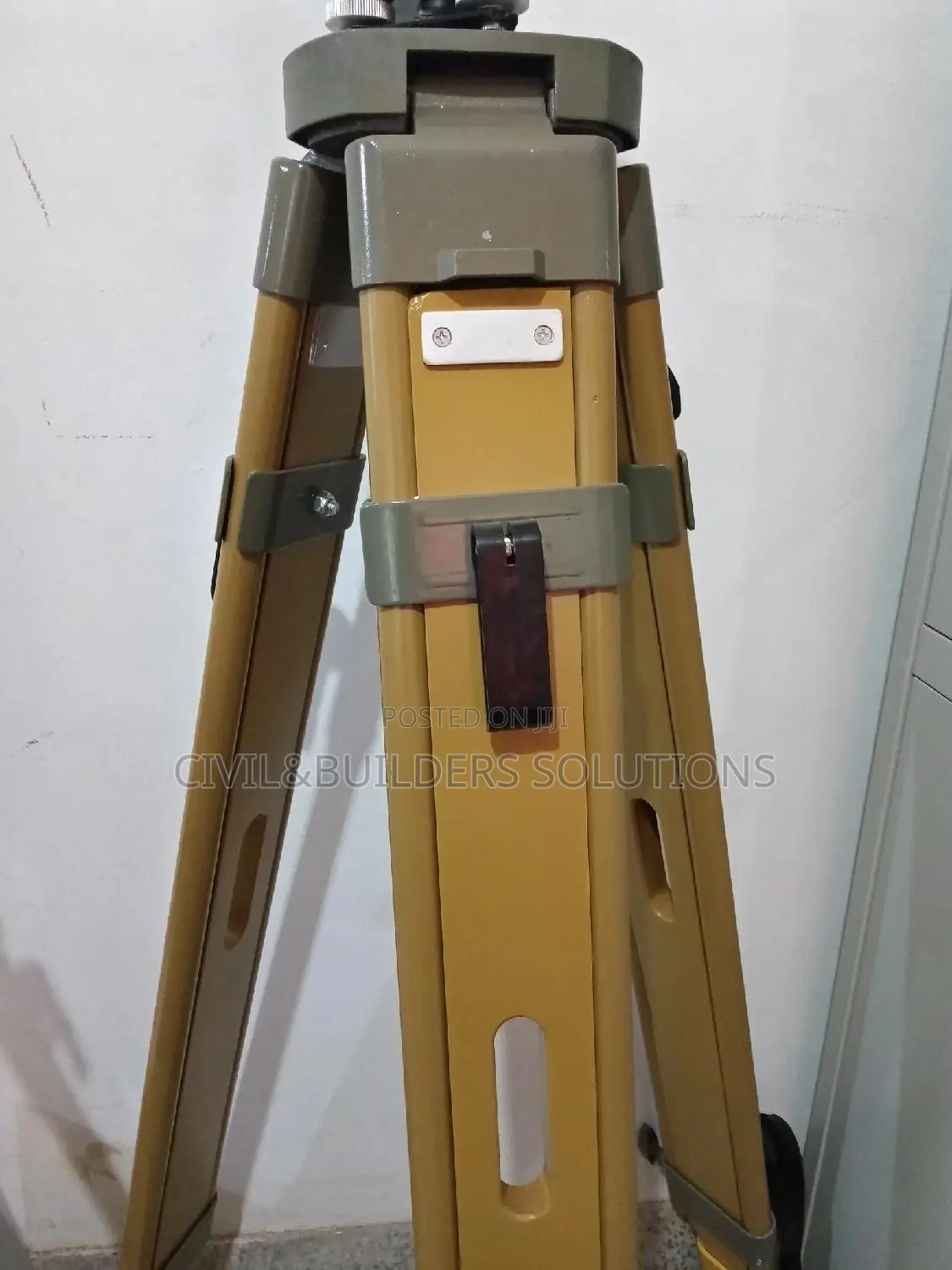 Wooden Tripod (4 Rtk£ Ts)