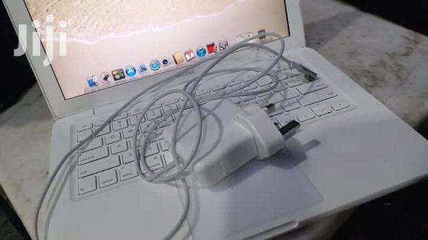 Laptop Apple MacBook 4GB Intel Core 2 Duo HDD 250GB - main view