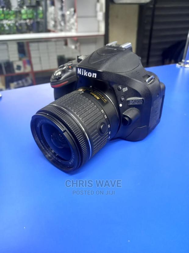 Nikon D5200 Flip Camera - main view