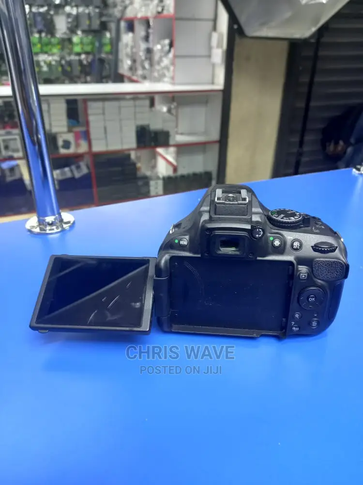 Nikon D5200 Flip Camera