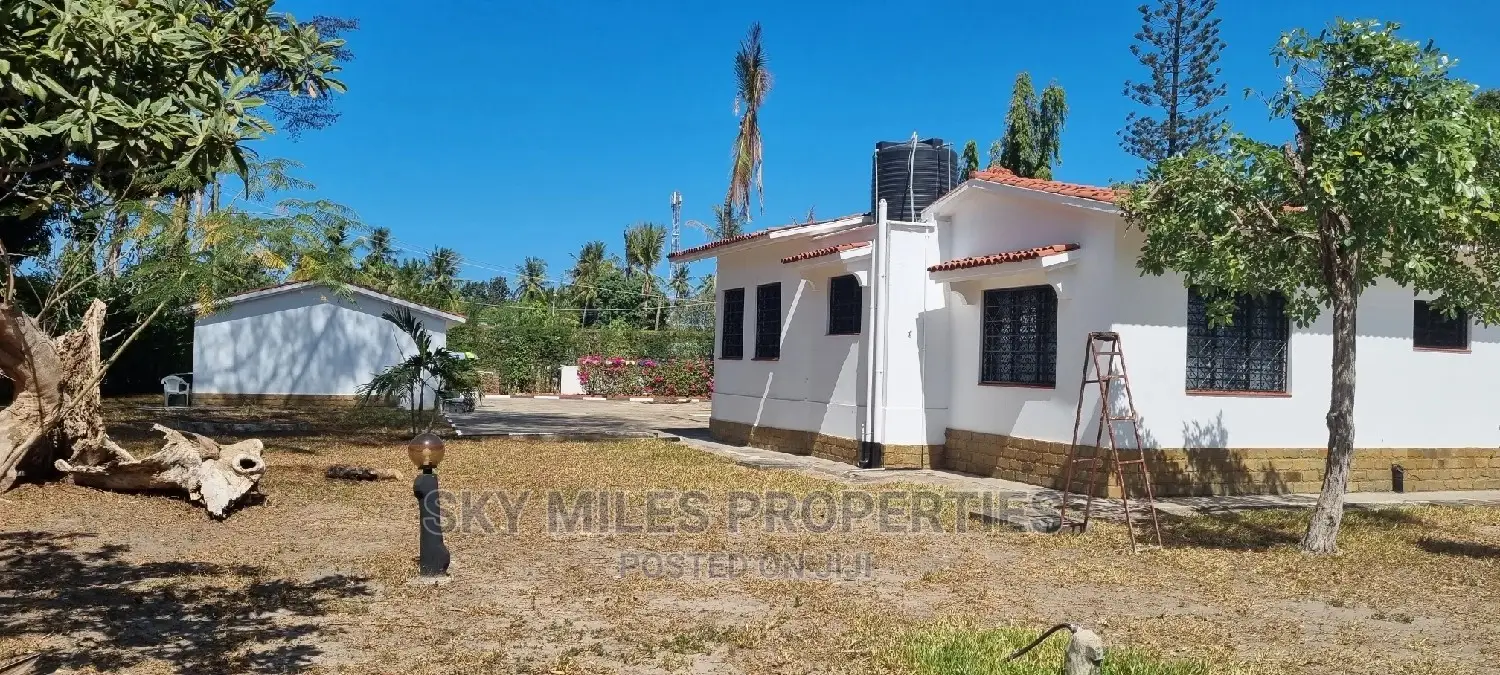 Fully Furnished 5 Bedroom Villa Available for Short Stay
