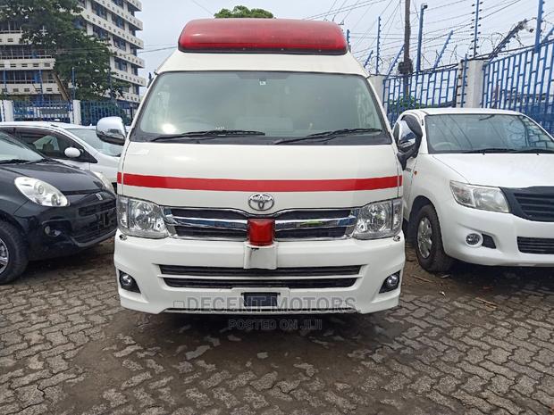 Toyota Hiace 9l Ambulance - thumbnail 4
