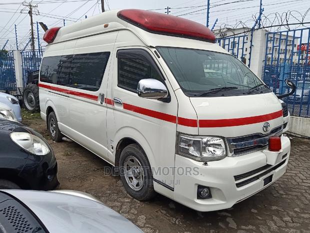 Toyota Hiace 9l Ambulance - thumbnail 3