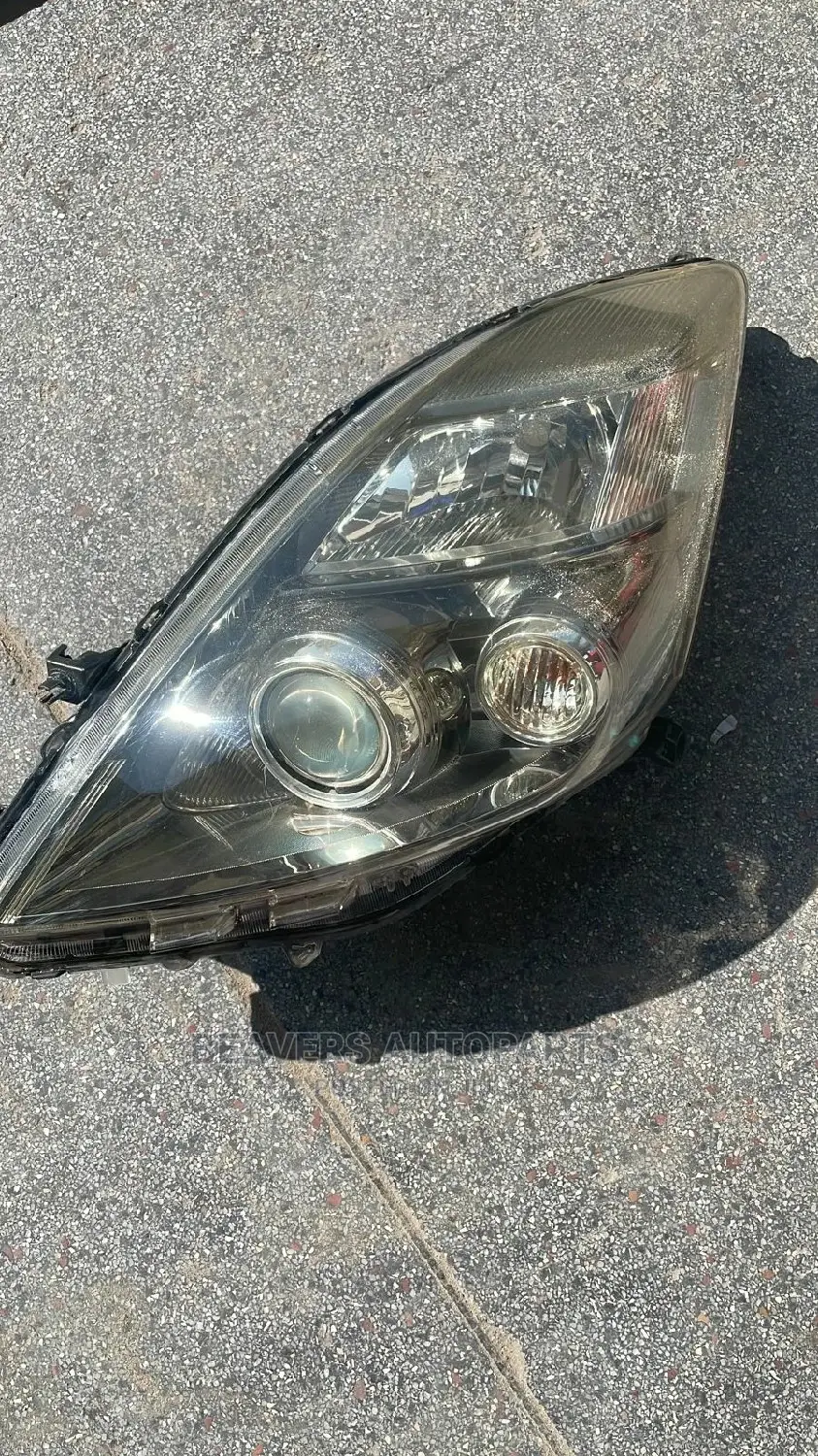 Toyota Isis Headlight