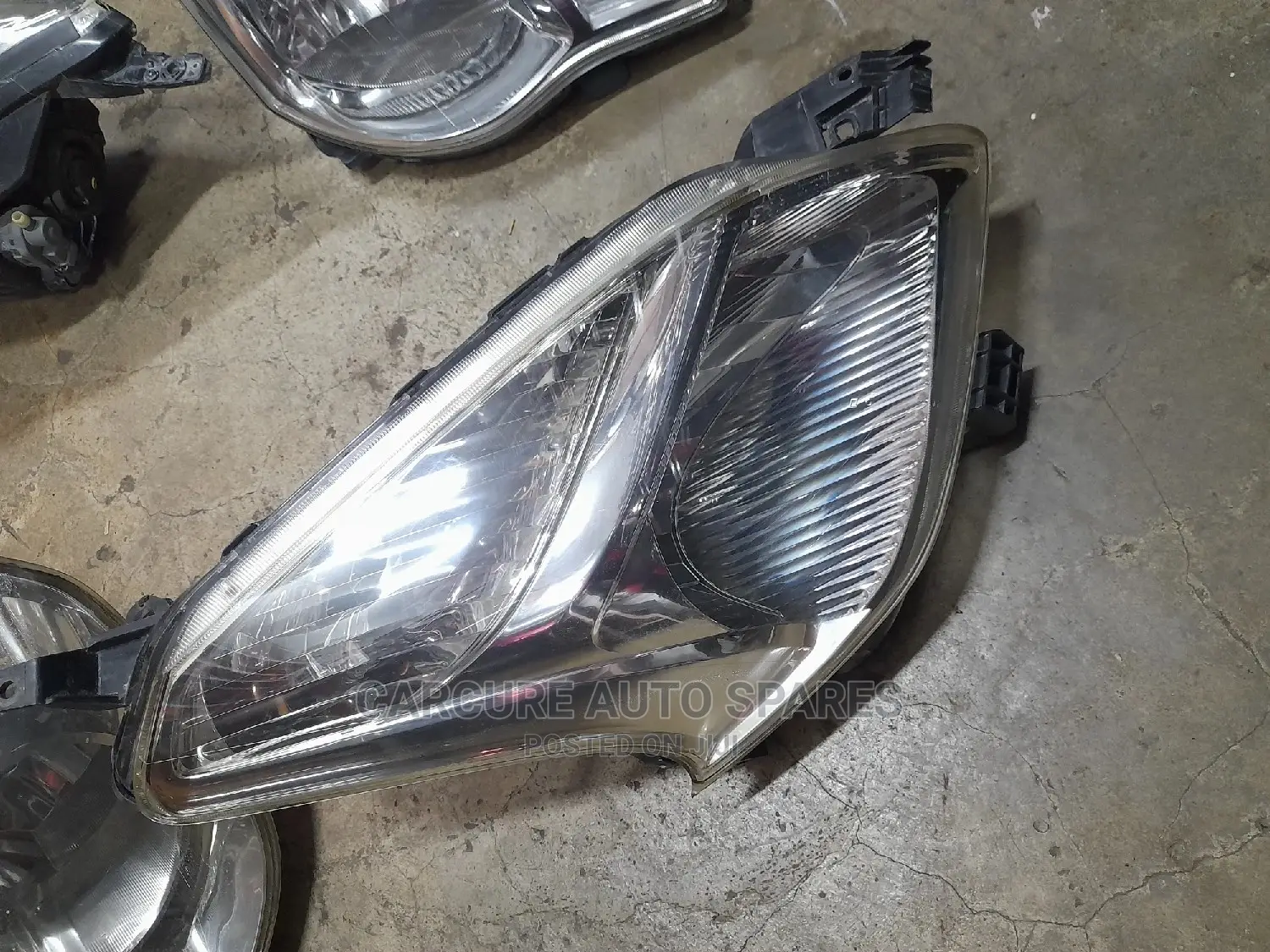 Toyota Ractis 2008 Headlights