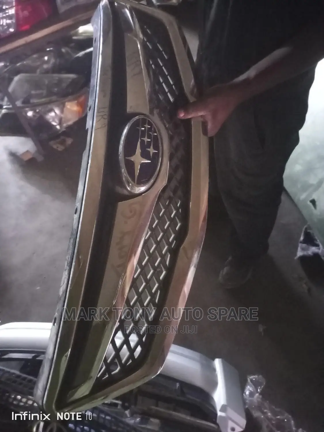 Grill Subaru BR9