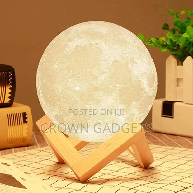 Colour-Changing Moon Lamp. - main view