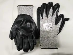 Cut Resistant Gloves/Safety Wear