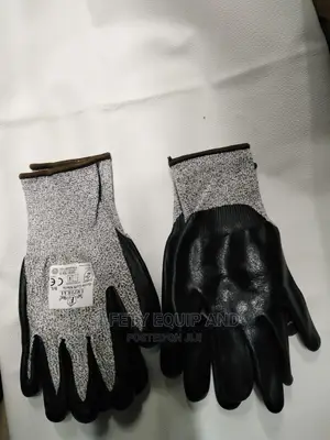 Cut Resistant Gloves/Black White