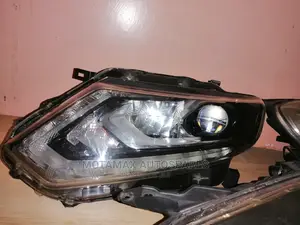 Nissan Xtrail N32 Headlight
