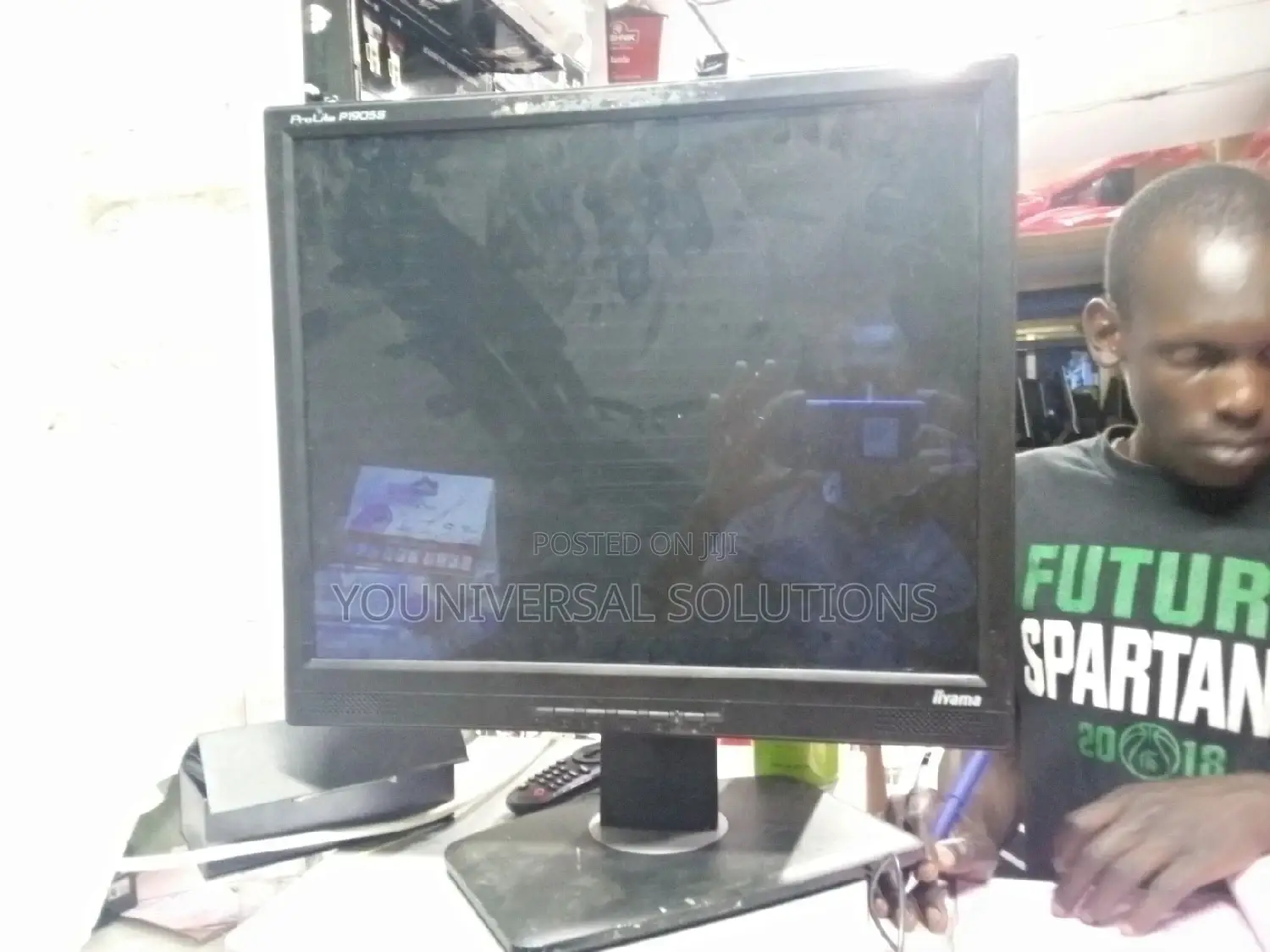 17 Inches Computer Monitor.