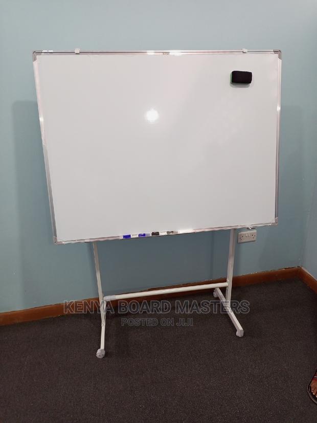 Stable Whiteboard on a Fourwheel Stand - main view