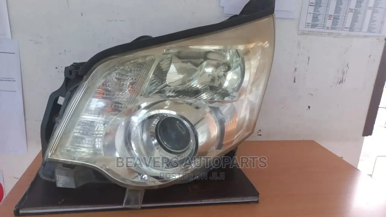 Noah 2012 Non Zenon Headlight
