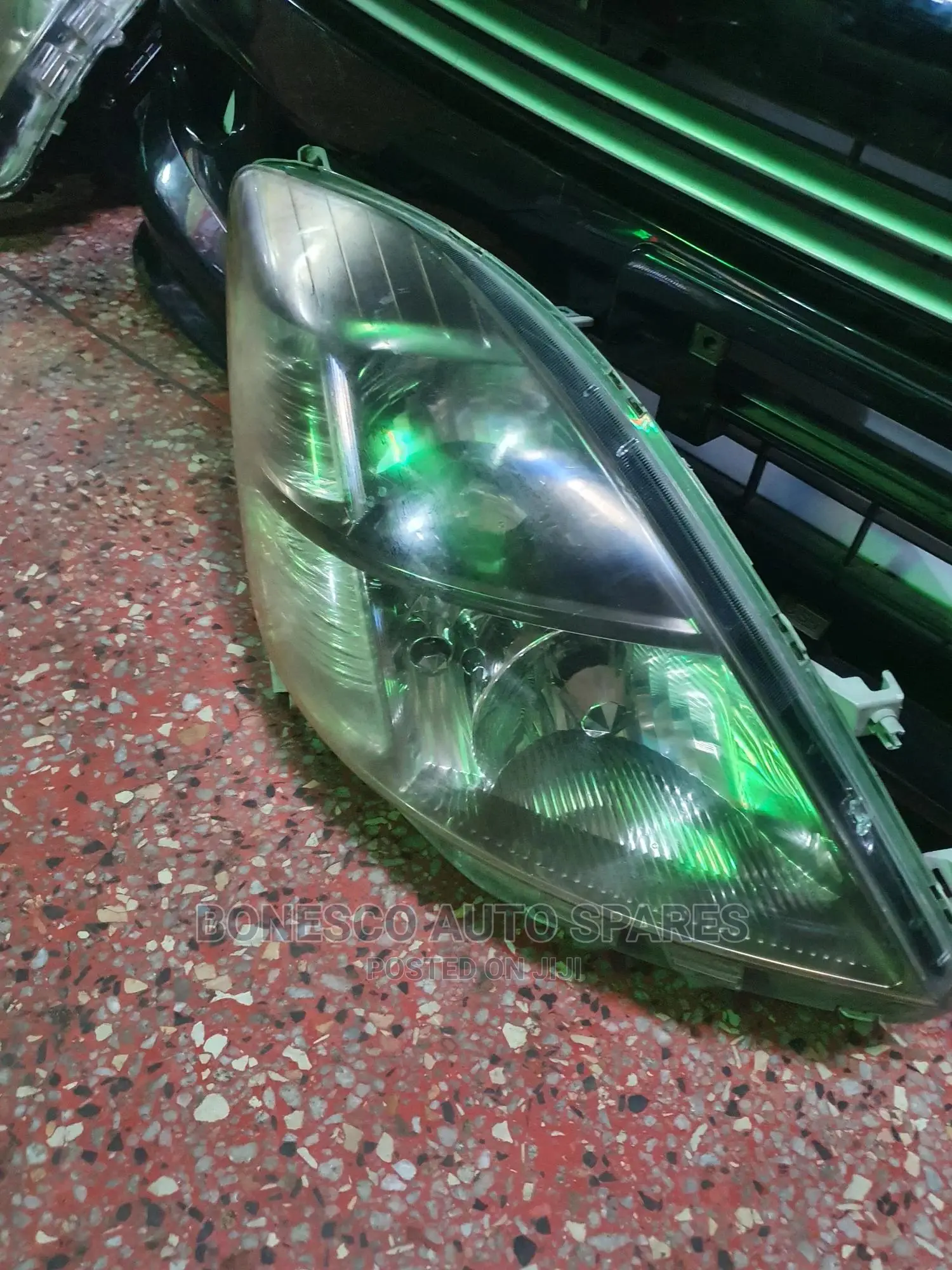 Isis Right Hand Headlight Xenon