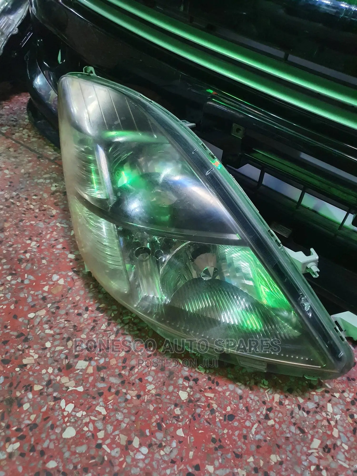 Isis Right Hand Headlight Xenon