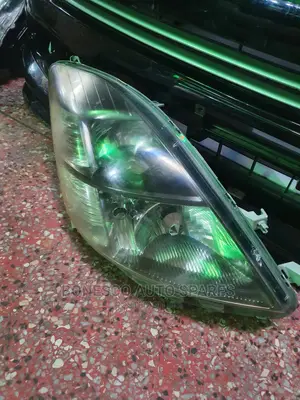 Isis Right Hand Headlight Xenon