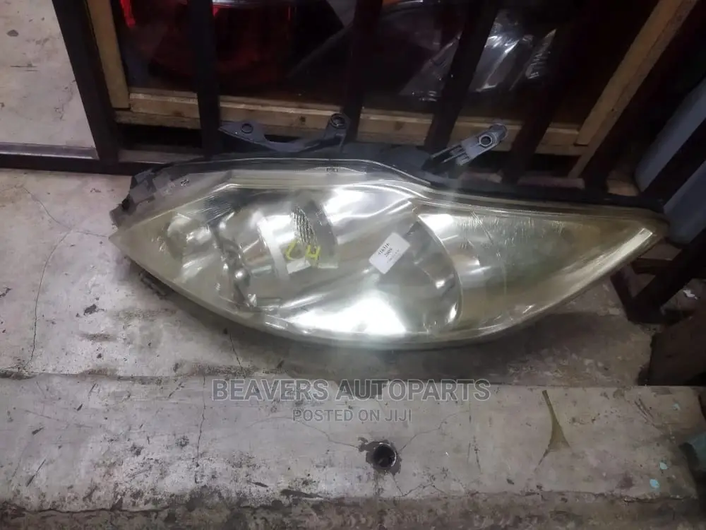 Auris 2008. Headlight.