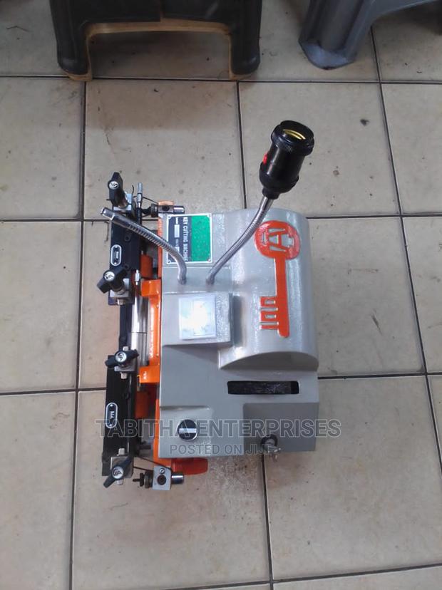 Key Cutting Machine ( Available)