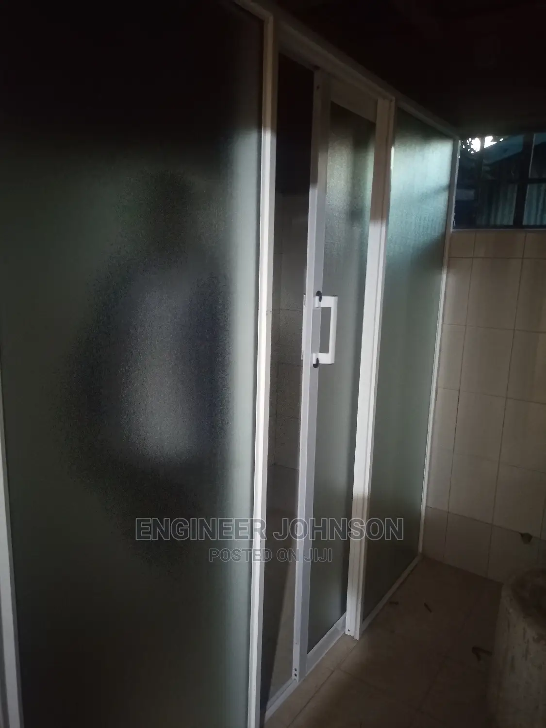 Showers. Aluminium and Glass