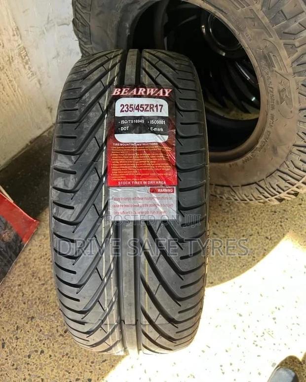 235/45 R17 Bearway Tyre
