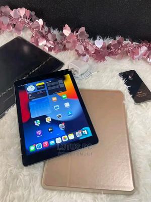 Apple iPad Wi-Fi 32 GB Gray - main view