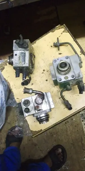 Engine Pressure Pump Mitsubishi Cedia.