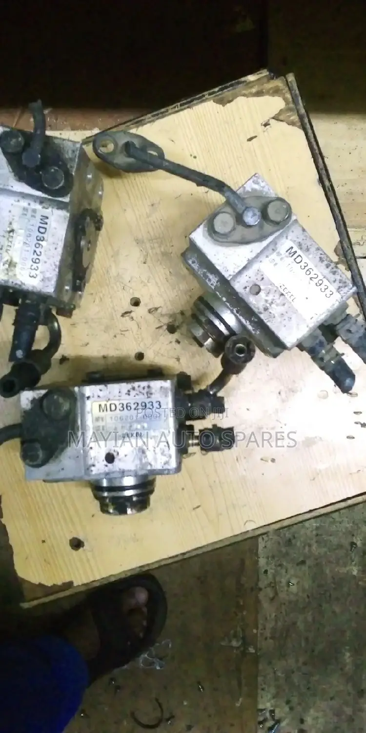 Engine Pressure Pump Mitsubishi Cedia.