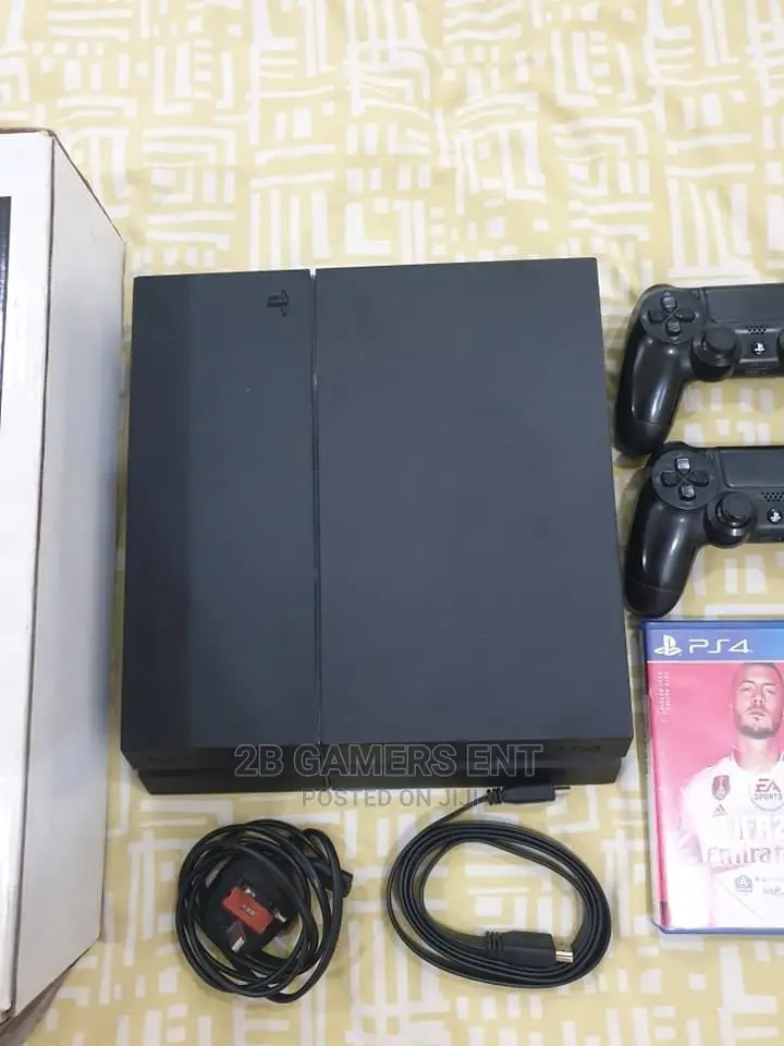 Play Station 4, 2 Pads, Fifa20 Free