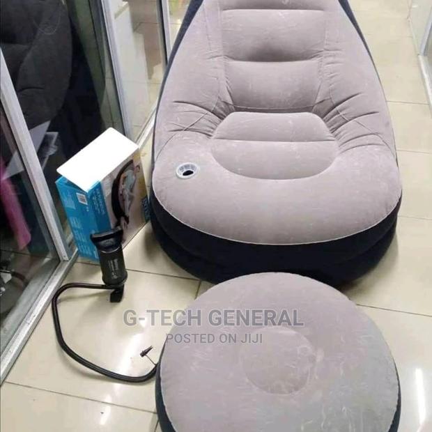Generic Inflatable Seat With Footrest and a Manual Pump