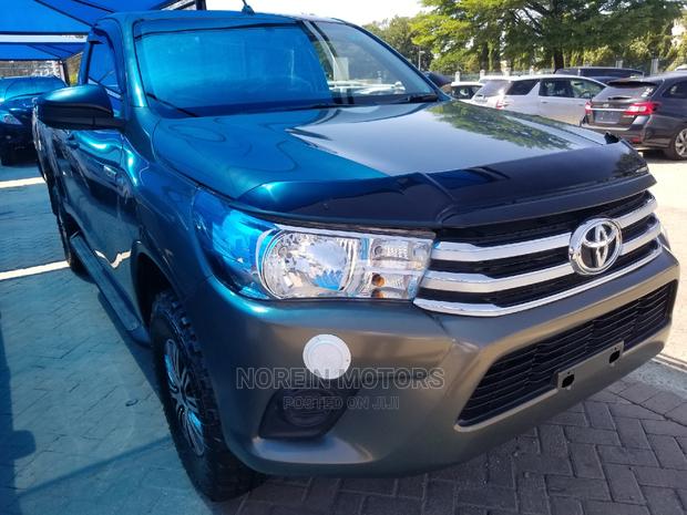 Toyota Hilux SR5 2015 Gray - main view