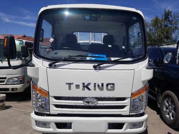 Isuzu Truck - thumbnail 2