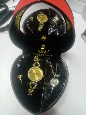 Ladies Watch 4 in 1 Gift Set With Free Gift Box Mirror