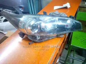 Toyota Wish 2010;Headlight.