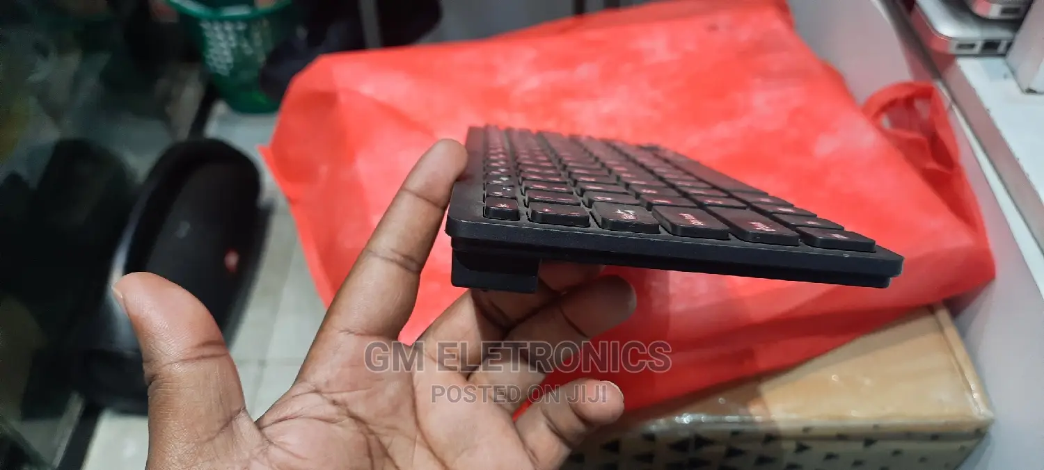 Wireless Bluetooth Keyboard .