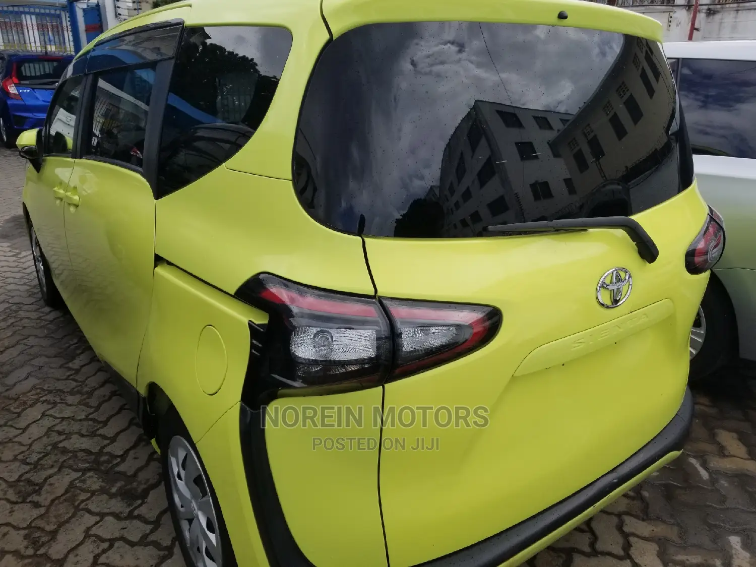 Toyota Sienta 1.5 AWD (6-Seater) 2015 Yellow