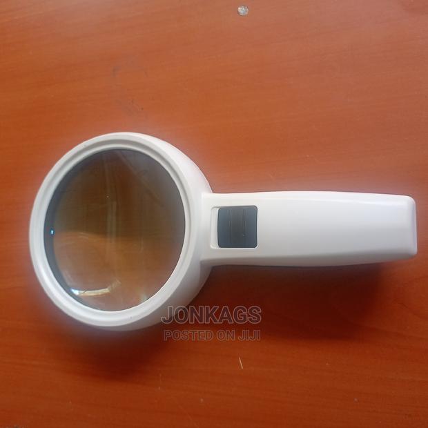 High Magnification Handheld Lens - thumbnail 3