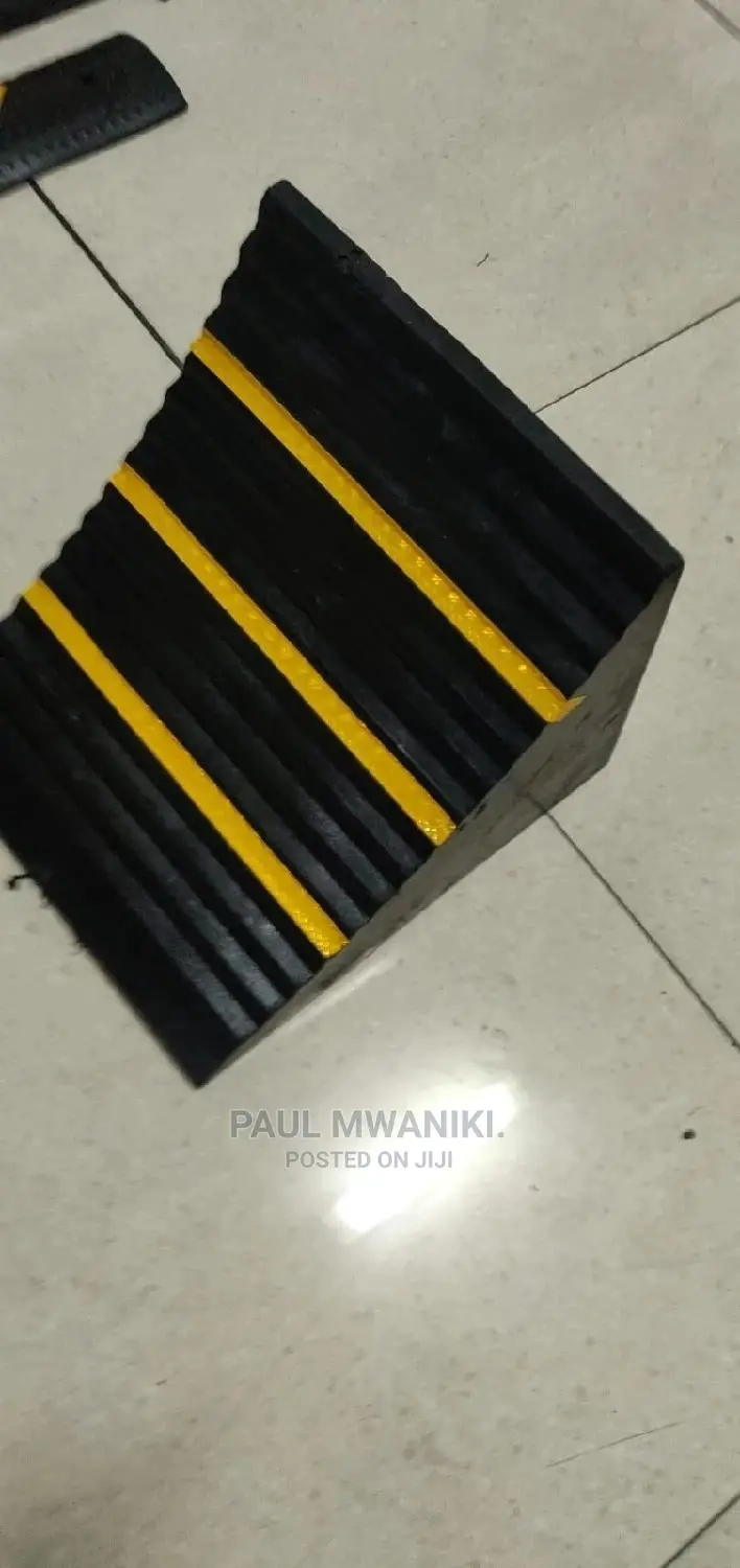 Rubber Wheel Stopper. ( Lorry)