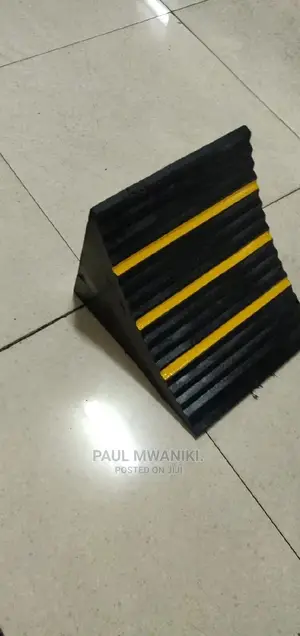 Rubber Wheel Stopper. ( Lorry)