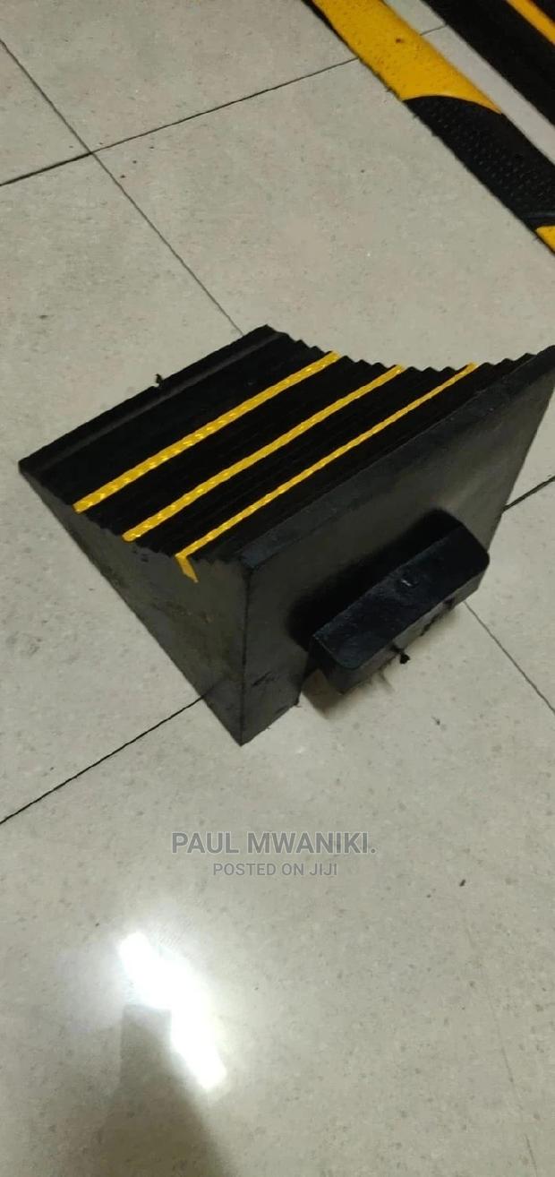 Rubber Wheel Stopper. ( Lorry) - thumbnail 3