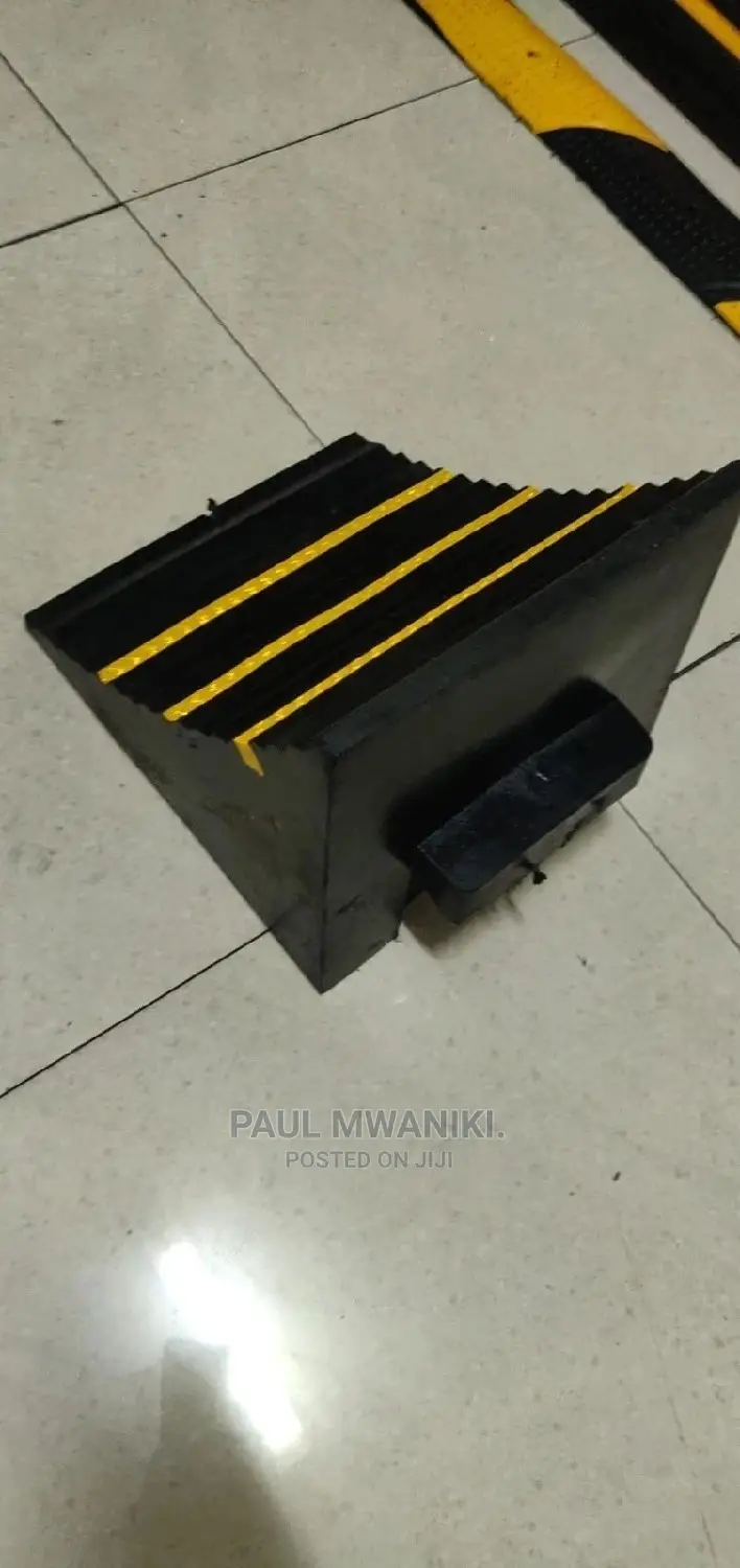 Rubber Wheel Stopper. ( Lorry)