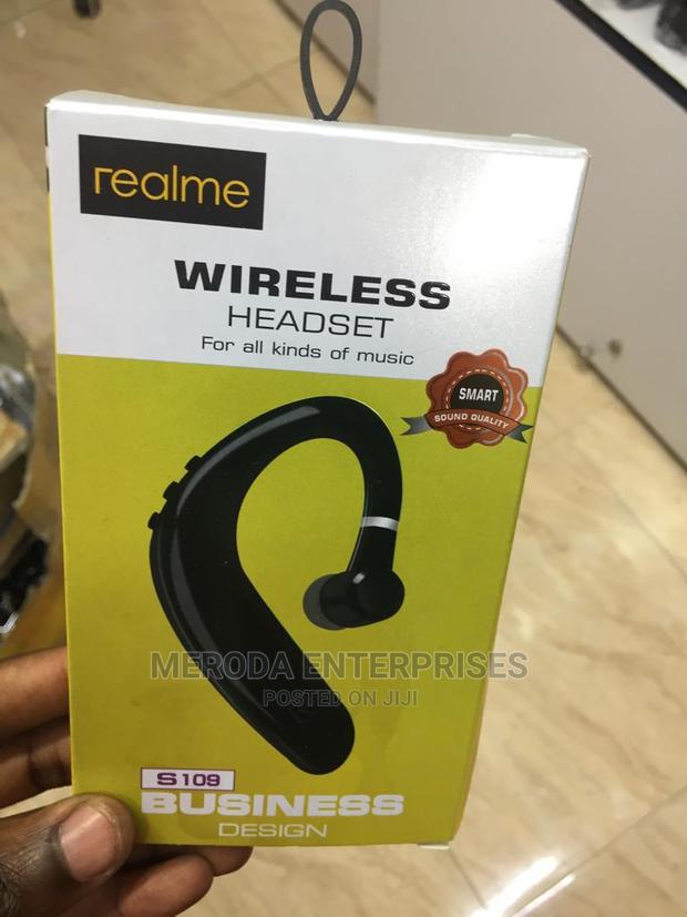 Smart Realme Wireless Headsets - main view